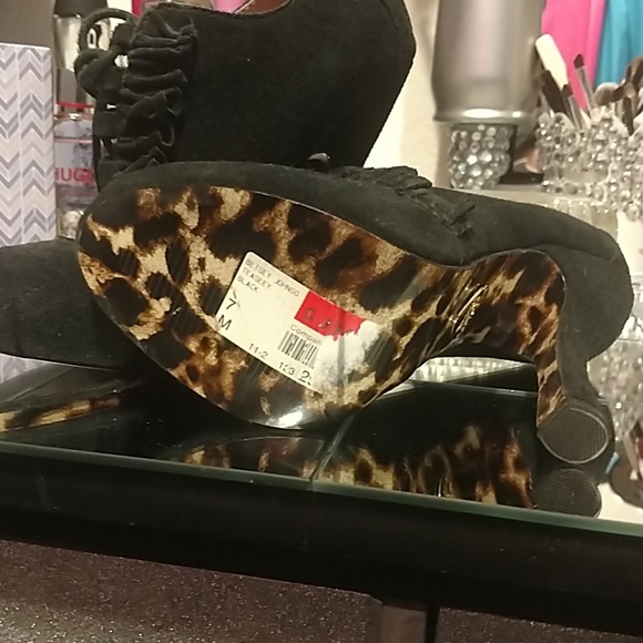 Betsey Johnson - Picture 2 of 4